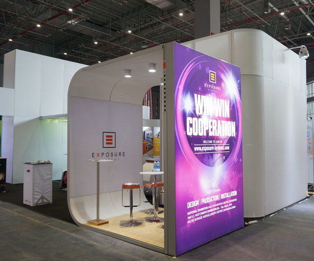 4 * 5彩色展臺(tái)設(shè)計(jì)，便攜式貿(mào)易展展示架鋁博覽